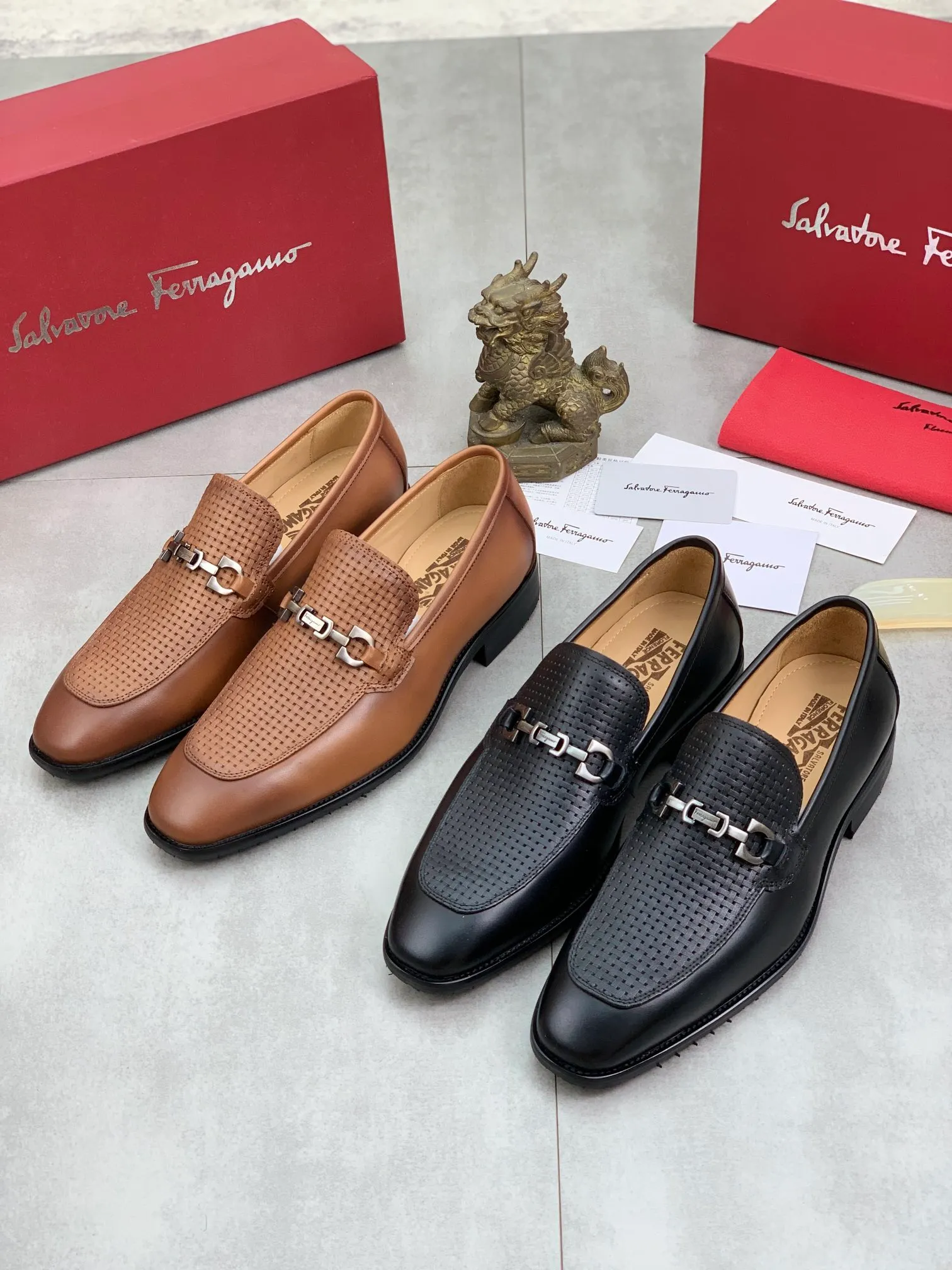 Men's Men's Shoes 💰P460💰[New Style] Water-dyed Niuli 🆘[Salvatore Ferragamo] Ferragamo's latest casual business leather shoes for men! Available at counters simultaneously! The fabric is made of specially imported original pebbled calfskin, and the lining is made of imported water-dyed cowhide. It is absolutely luxurious and leads the fashion trend. Matching code: 38-45 (46 can be customized) Black and brown colors are optional
